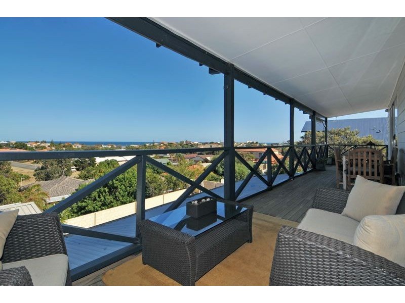 8 Marsh Place, Halls Head WA 6210