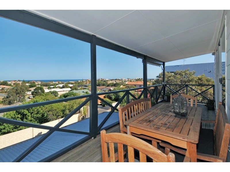 8 Marsh Place, Halls Head WA 6210