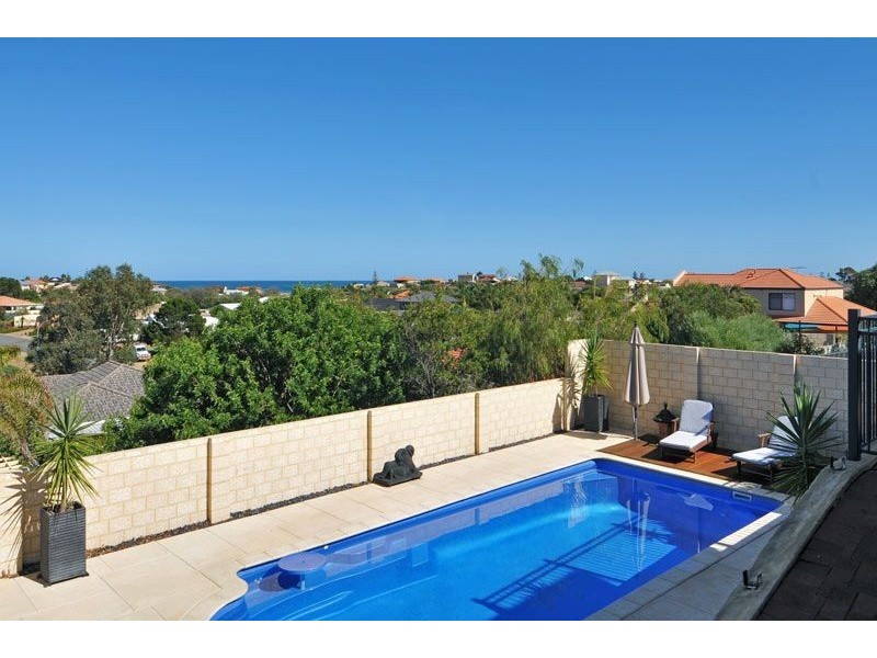 8 Marsh Place, Halls Head WA 6210