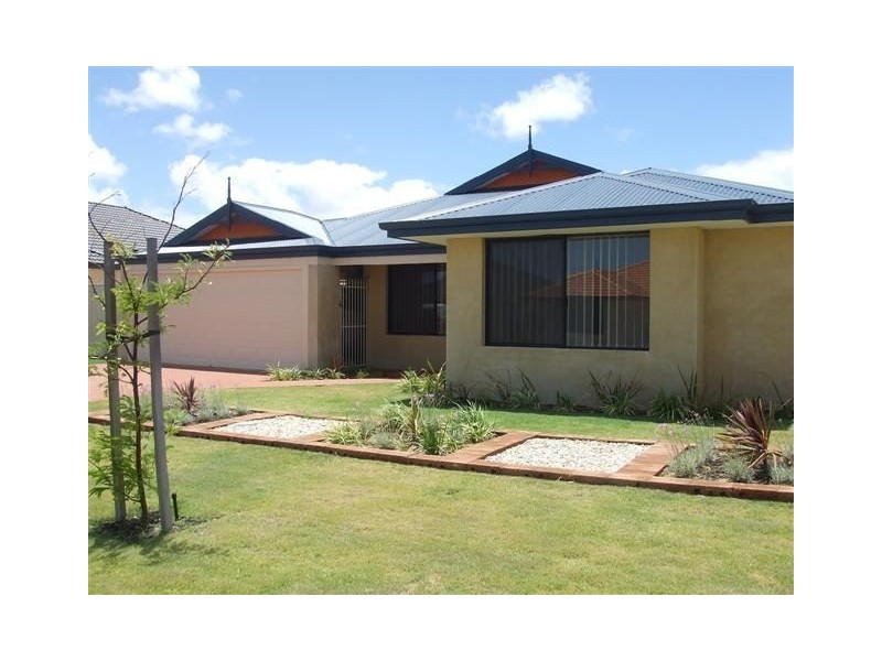 10 Arlette Pass, Lakelands WA 6210