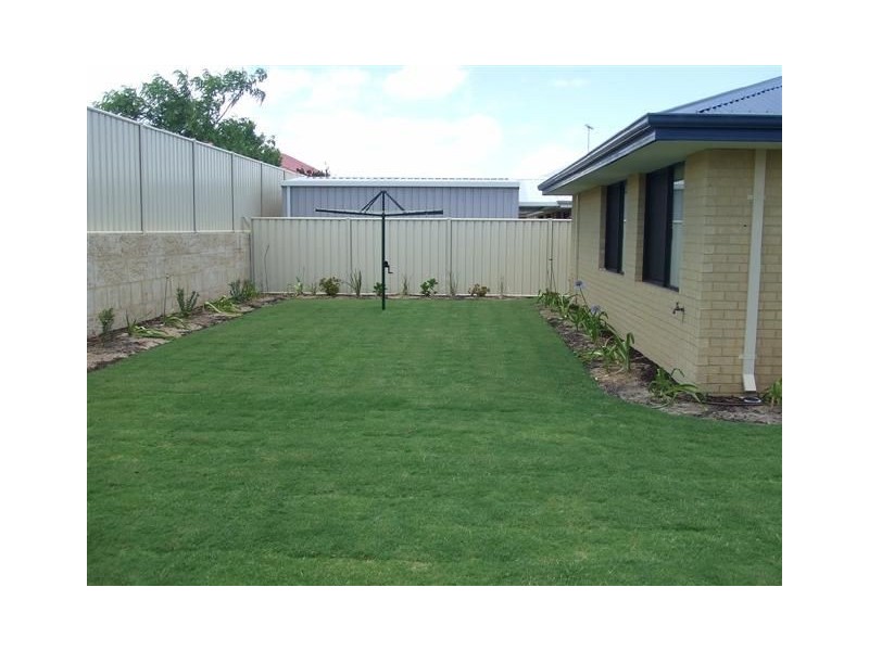 10 Arlette Pass, Lakelands WA 6210