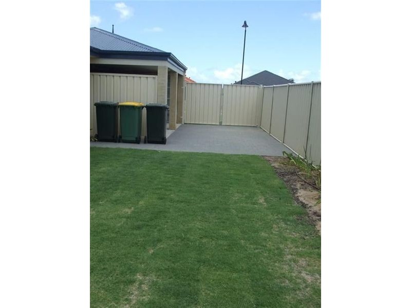 10 Arlette Pass, Lakelands WA 6210