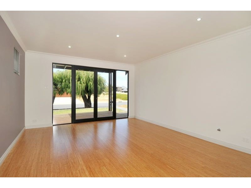 22A Queen Parade, Wannanup WA 6210