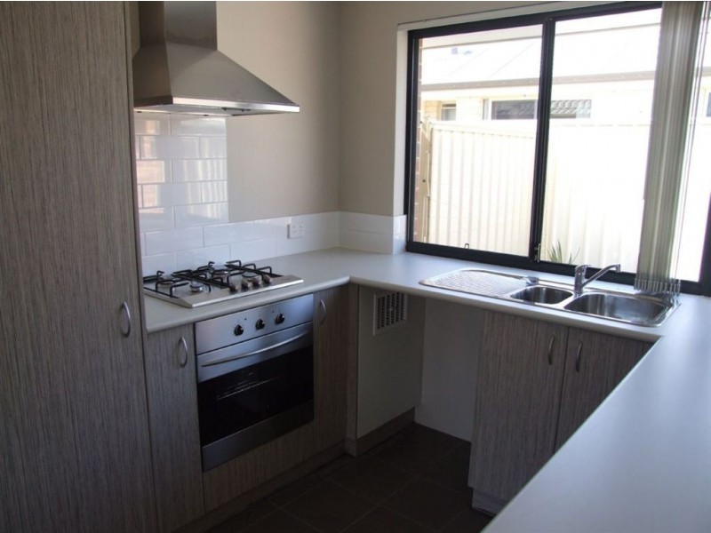 23/11 Hazlett Way, Canning Vale WA 6155