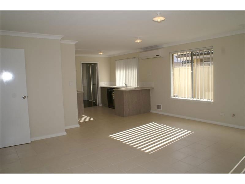 14/11 Hazlett Way, Canning Vale WA 6155