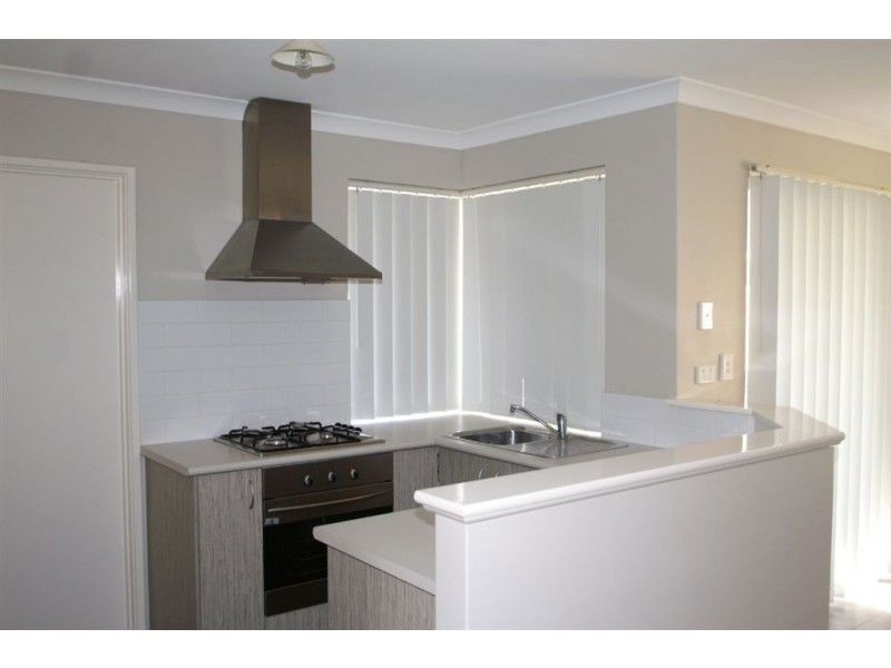 8/11 Hazlett Way, Canning Vale WA 6155