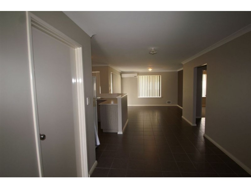 8/11 Hazlett Way, Canning Vale WA 6155