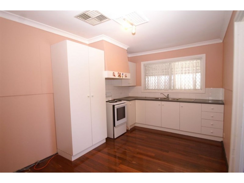 10 Lowes Street, Cloverdale WA 6105