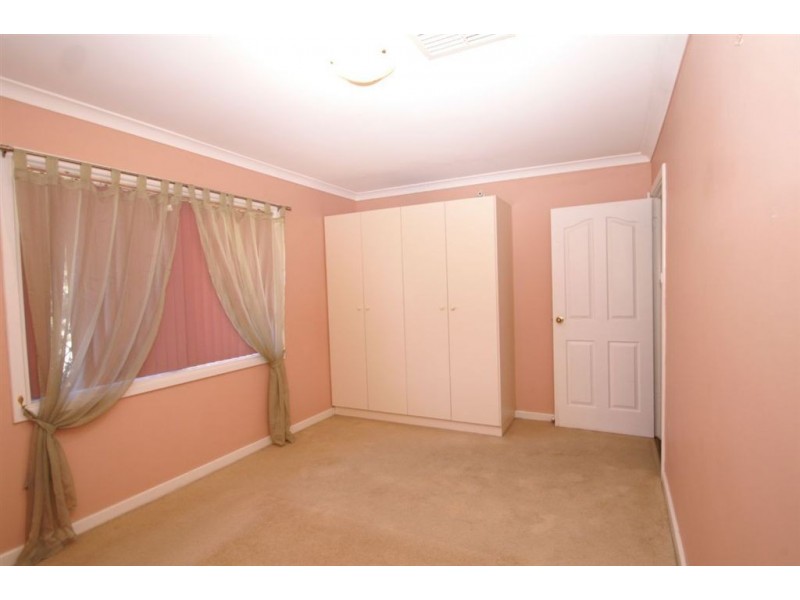 10 Lowes Street, Cloverdale WA 6105