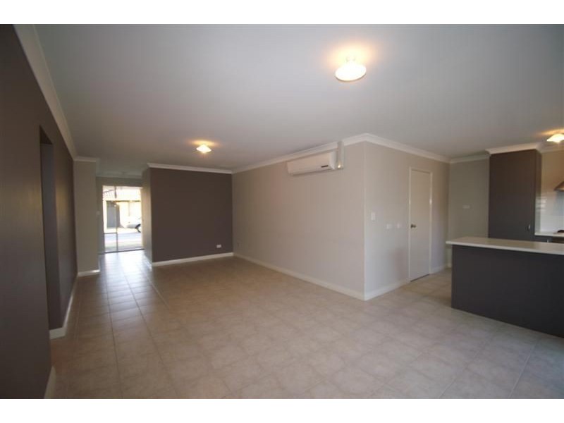 21/11 Hazlett Way, Canning Vale WA 6155