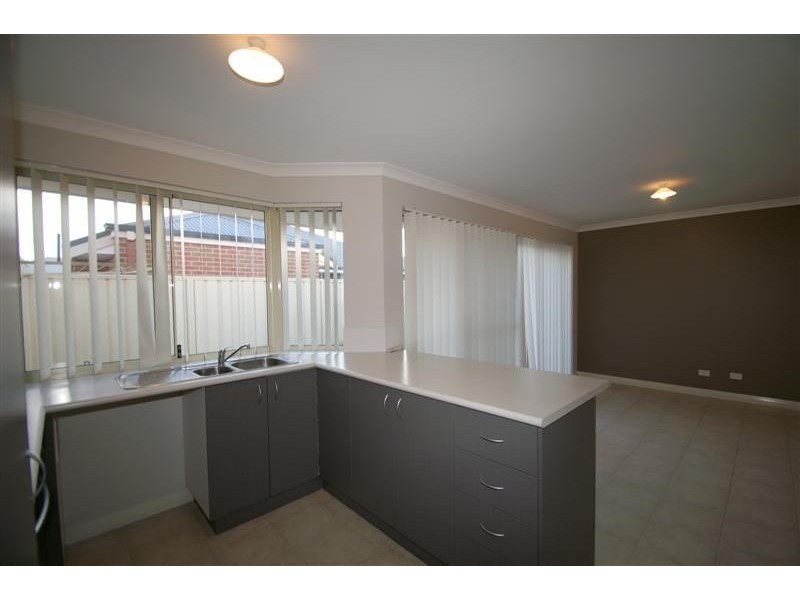 21/11 Hazlett Way, Canning Vale WA 6155