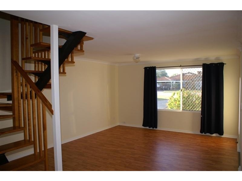 5/2 Ursuline Vista, Queens Park WA 6107