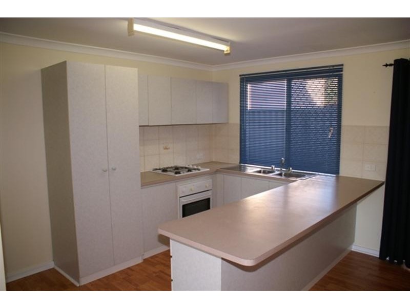 5/2 Ursuline Vista, Queens Park WA 6107