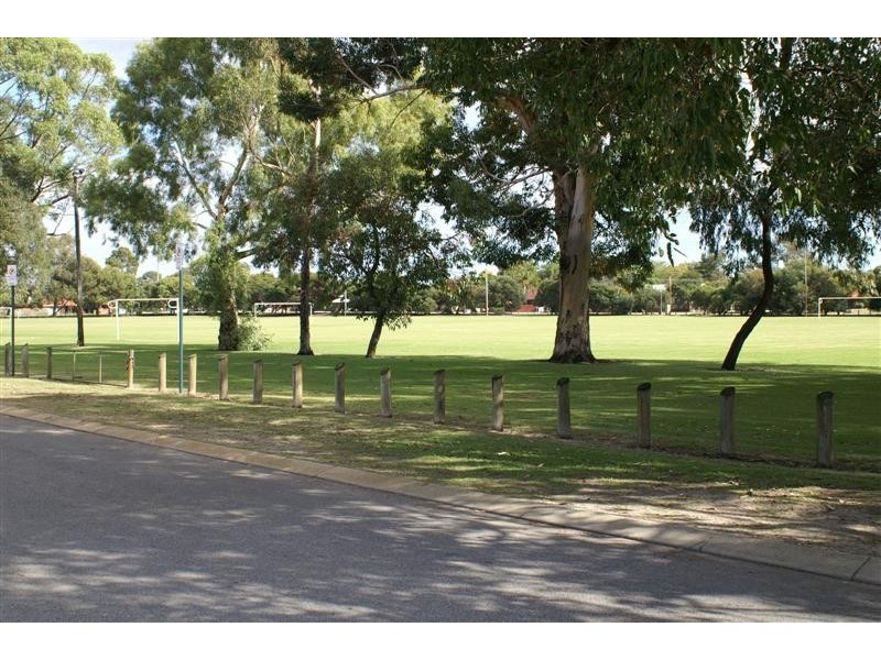 30 Lowes St, Cloverdale WA 6105