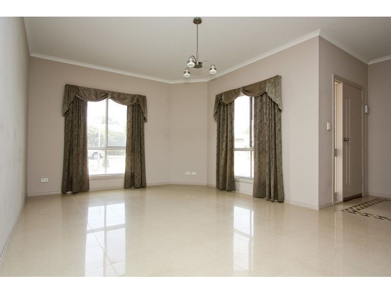 10 Glamis Avenue, Seacombe Gardens SA 5047