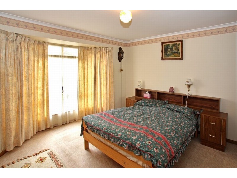 11 Deborah Road, Aberfoyle Park SA 5159