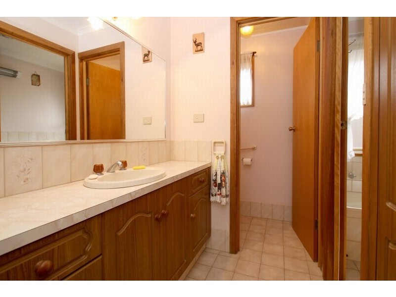 11 Deborah Road, Aberfoyle Park SA 5159