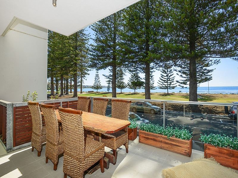 3/2 Flinders Parade, Victor Harbor SA 5211
