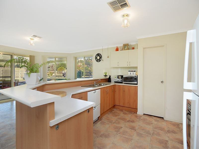 42 Henderson Road, Victor Harbor SA 5211