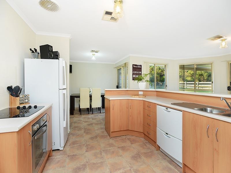 42 Henderson Road, Victor Harbor SA 5211