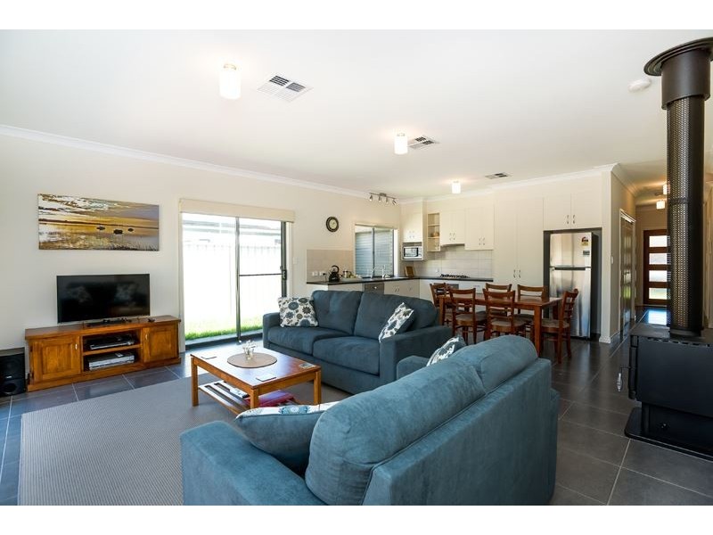 10 Petrel Avenue, Encounter Bay SA 5211