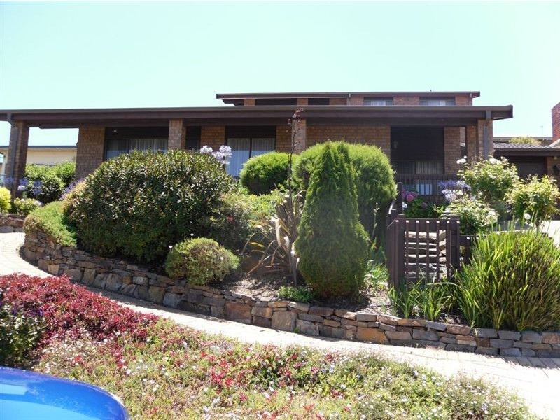 33 The Crescent, Victor Harbor SA 5211