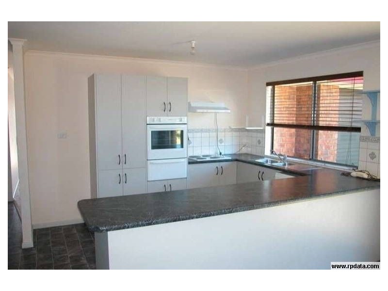 4 Yates Ave, Hayborough SA 5211