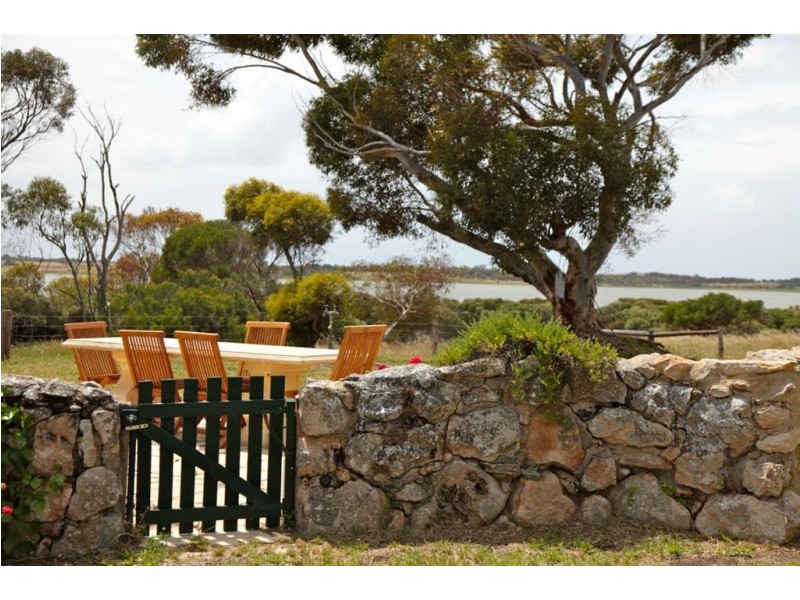 - Goose Island, Clayton SA 5256