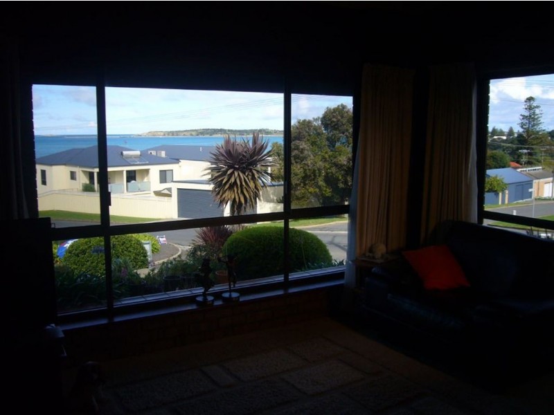 33 The Crescent, Victor Harbor SA 5211