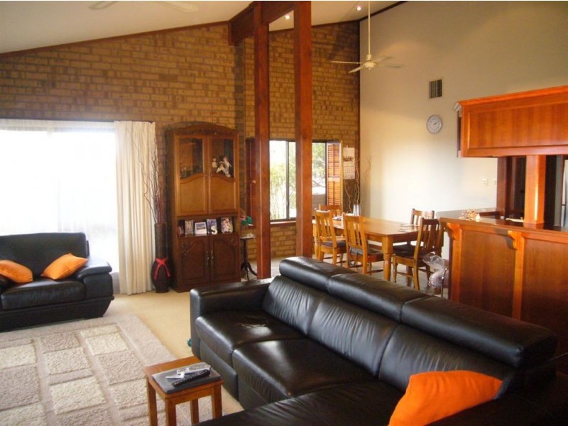 33 The Crescent, Victor Harbor SA 5211