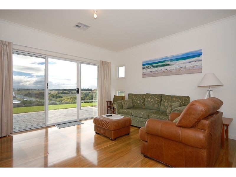 2 Hero Avenue, Middleton SA 5213