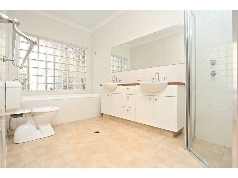 2 Britannia Parade, Hindmarsh Island SA 5214