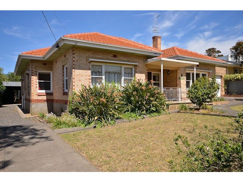 9 Renown Ave, Victor Harbor SA 5211