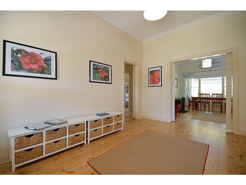 9 Renown Ave, Victor Harbor SA 5211