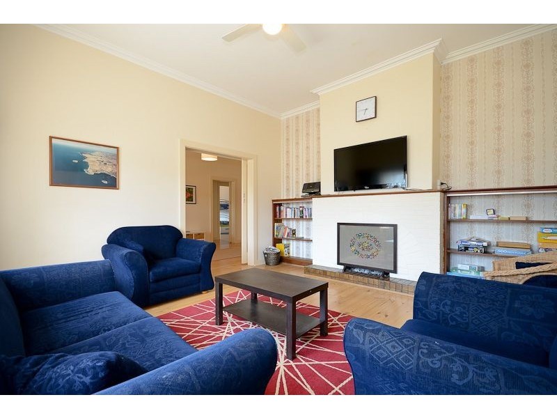 9 Renown Ave, Victor Harbor SA 5211