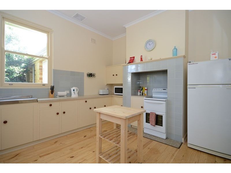 9 Renown Ave, Victor Harbor SA 5211