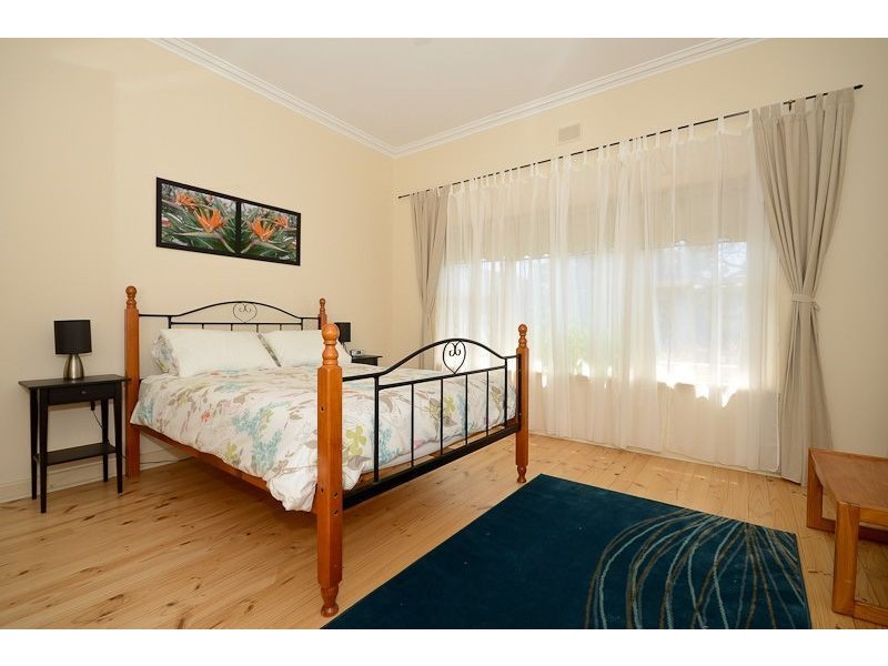 9 Renown Ave, Victor Harbor SA 5211