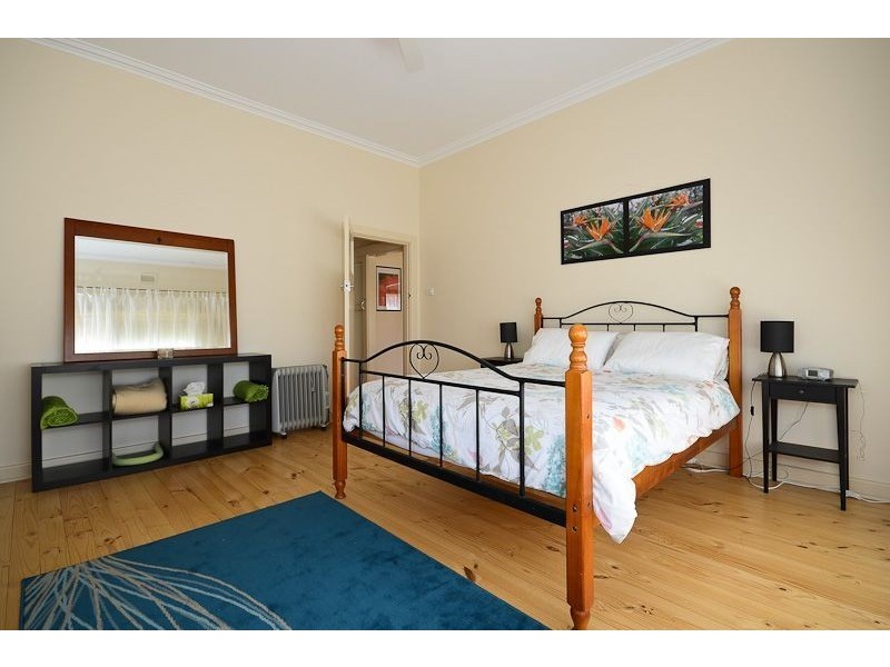 9 Renown Ave, Victor Harbor SA 5211