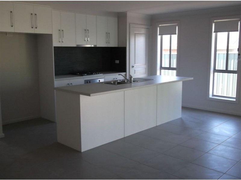 8 Shields Crescent, Encounter Bay SA 5211