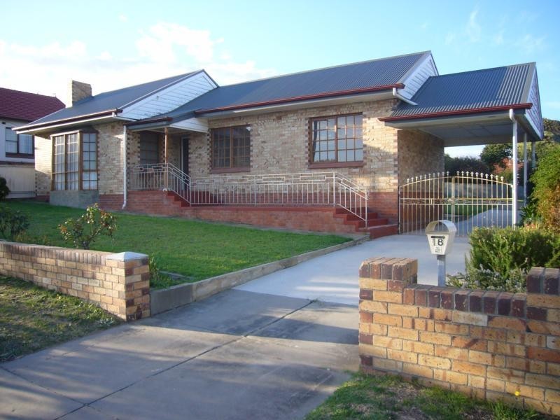 18 Peace Avenue, Victor Harbor SA 5211
