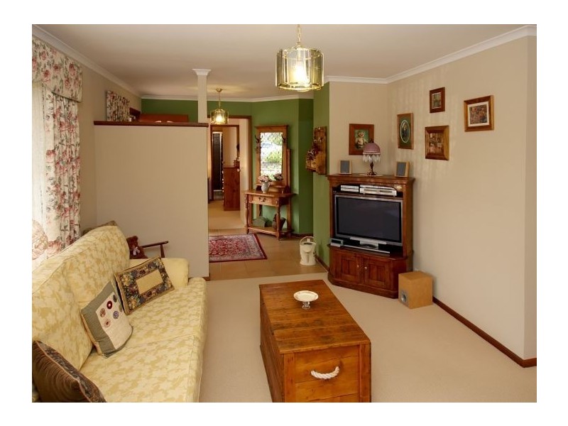 6 Lexcen Grove, Happy Valley SA 5159