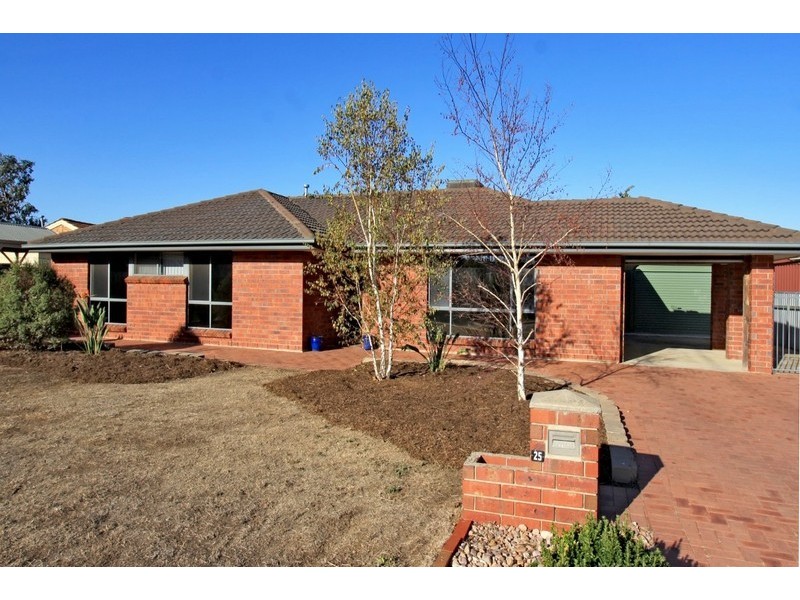 25 Warburton Drive, Woodcroft SA 5162