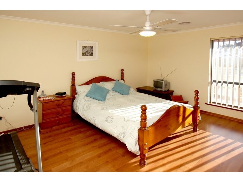 25 Warburton Drive, Woodcroft SA 5162