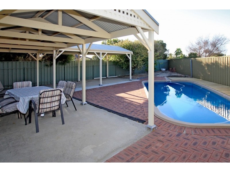 25 Warburton Drive, Woodcroft SA 5162