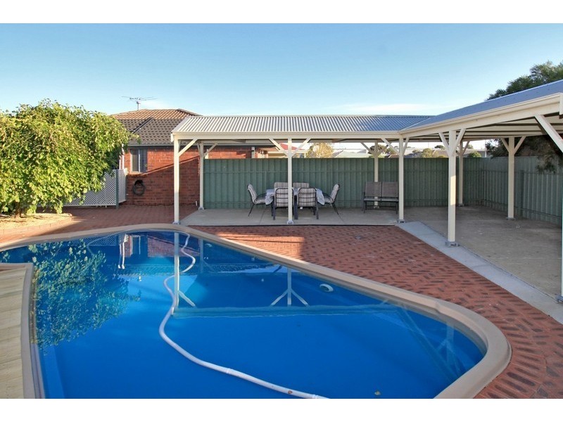 25 Warburton Drive, Woodcroft SA 5162