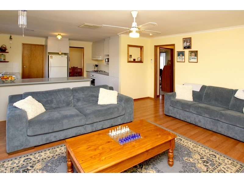 25 Warburton Drive, Woodcroft SA 5162