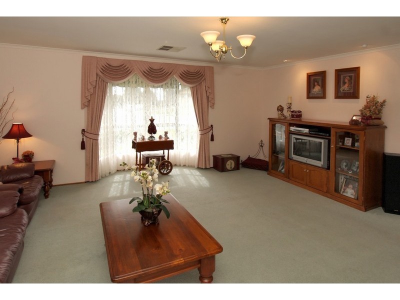 16 Jeanette Crescent, Aberfoyle Park SA 5159