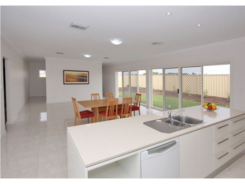 1 Burton Bank, Aldinga Beach SA 5173