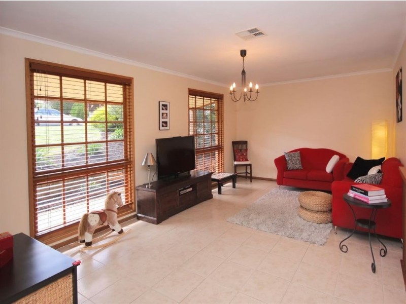 8 Sheoak Crescent, Aberfoyle Park SA 5159