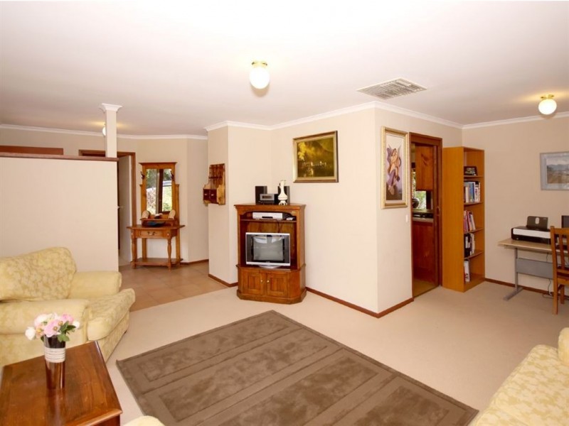 6 Lexcen Grove, Happy Valley SA 5159